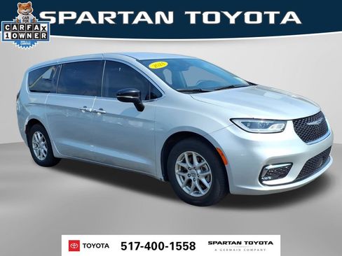 Used 2024 Chrysler Pacifica Touring-L FWD image 5