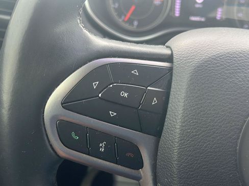 Used 2019 Jeep Cherokee Latitude w/ Cold Weather Group AWD/4WD image 11