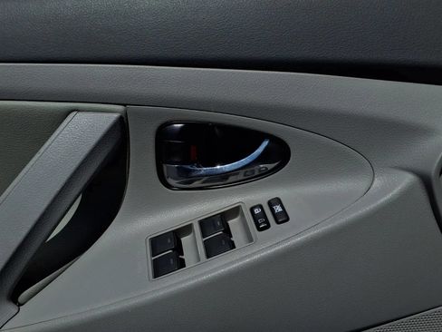Used 2010 Toyota Camry LE FWD image 19