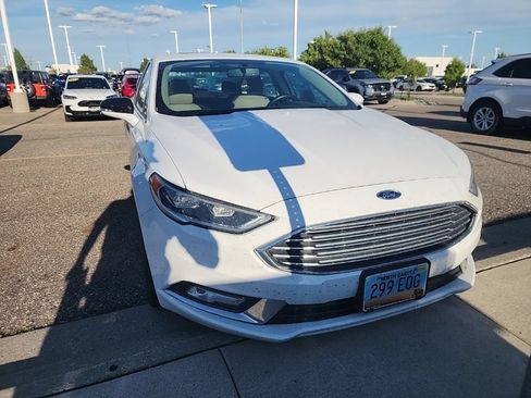Used 2017 Ford Fusion SE FWD image 2