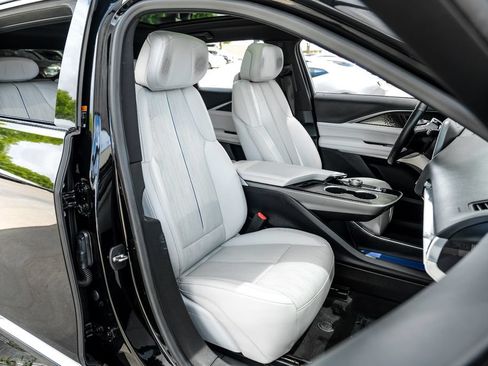 Used 2023 Cadillac Lyriq AWD image 35