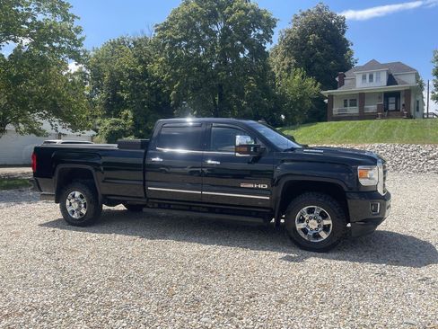 Used 2017 GMC Sierra 2500 SLT w/ All-Terrain HD Package AWD/4WD image 8