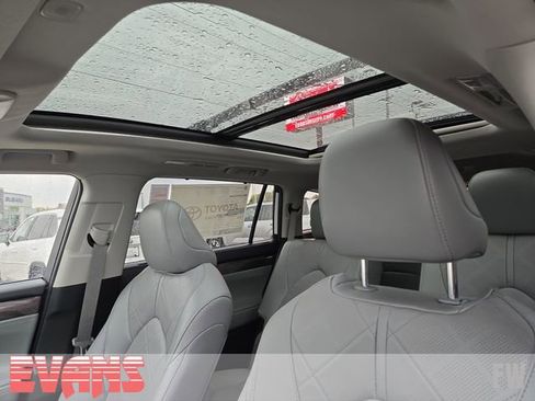 Used 2025 Toyota Highlander Platinum image 23