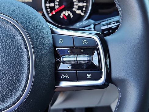 Used 2024 Kia Carnival EX image 19