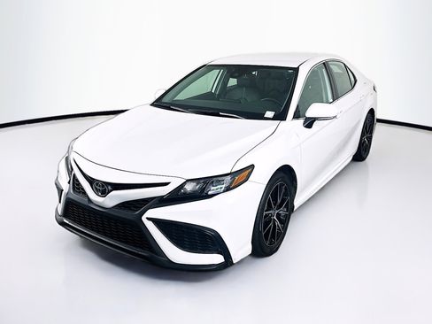 Used 2024 Toyota Camry SE FWD image 3
