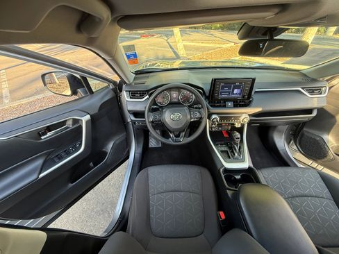Used 2021 Toyota RAV4 XLE w/ Convenience Package FWD image 16