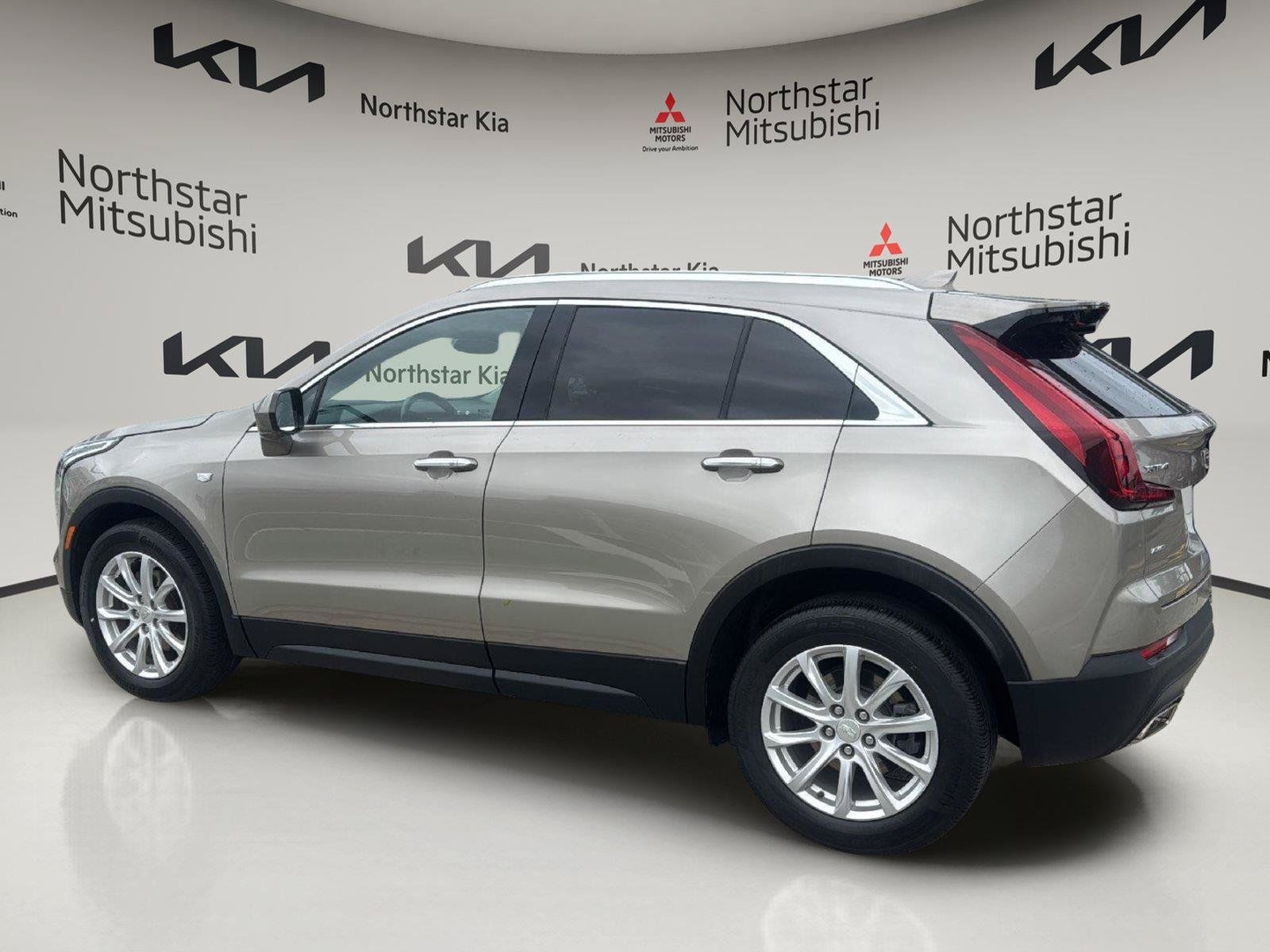 Used 2022 Cadillac XT4 Luxury w/ Cold Weather Package AWD/4WD image 3
