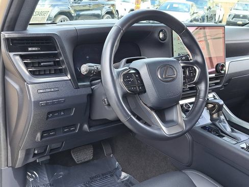 Used 2025 Lexus GX 550 AWD/4WD image 16