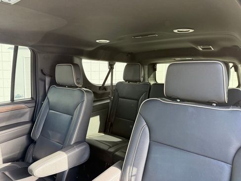 Used 2024 Chevrolet Suburban Premier image 19