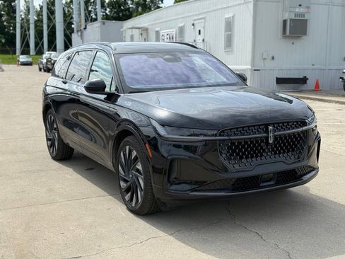 Used 2025 Lincoln Nautilus Reserve AWD/4WD image 4