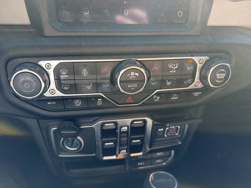 Used 2023 Jeep Gladiator Overland image 11