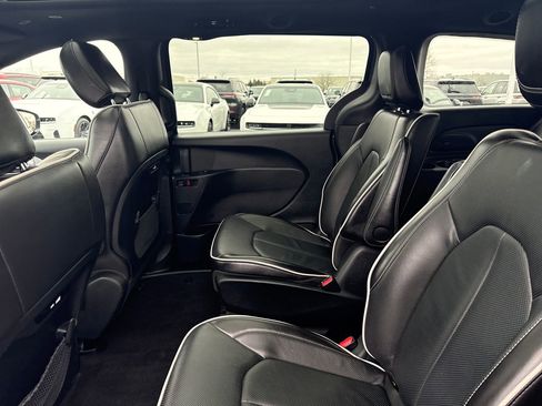 Used 2025 Chrysler Pacifica Premium image 14