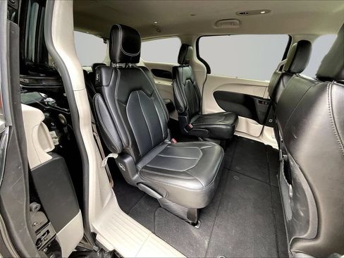 Used 2023 Chrysler Pacifica Touring-L FWD image 27