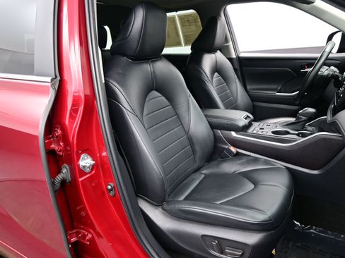 Used 2023 Toyota Highlander XLE image 14