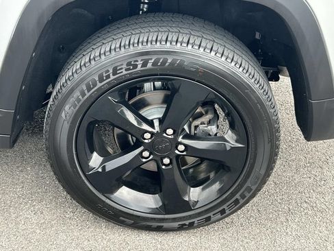 Used 2025 Jeep Grand Cherokee Altitude RWD image 20