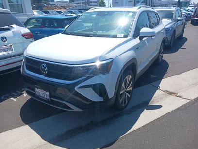 Used 2023 Volkswagen Taos SE w/ Panoramic Sunroof Package