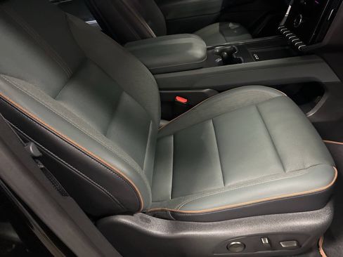Used 2024 GMC Acadia AT4 w/ Luxury Package AWD/4WD image 12