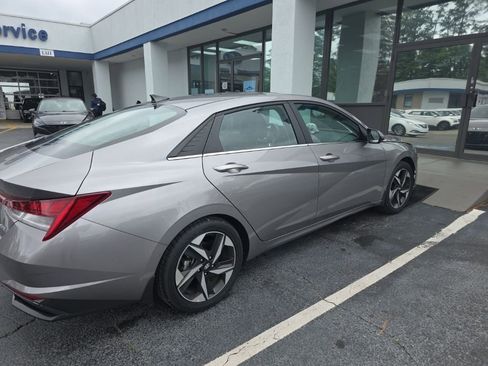 Used 2023 Hyundai Elantra Limited FWD image 3