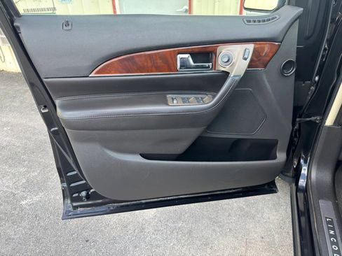 Used 2013 Lincoln MKX FWD image 2