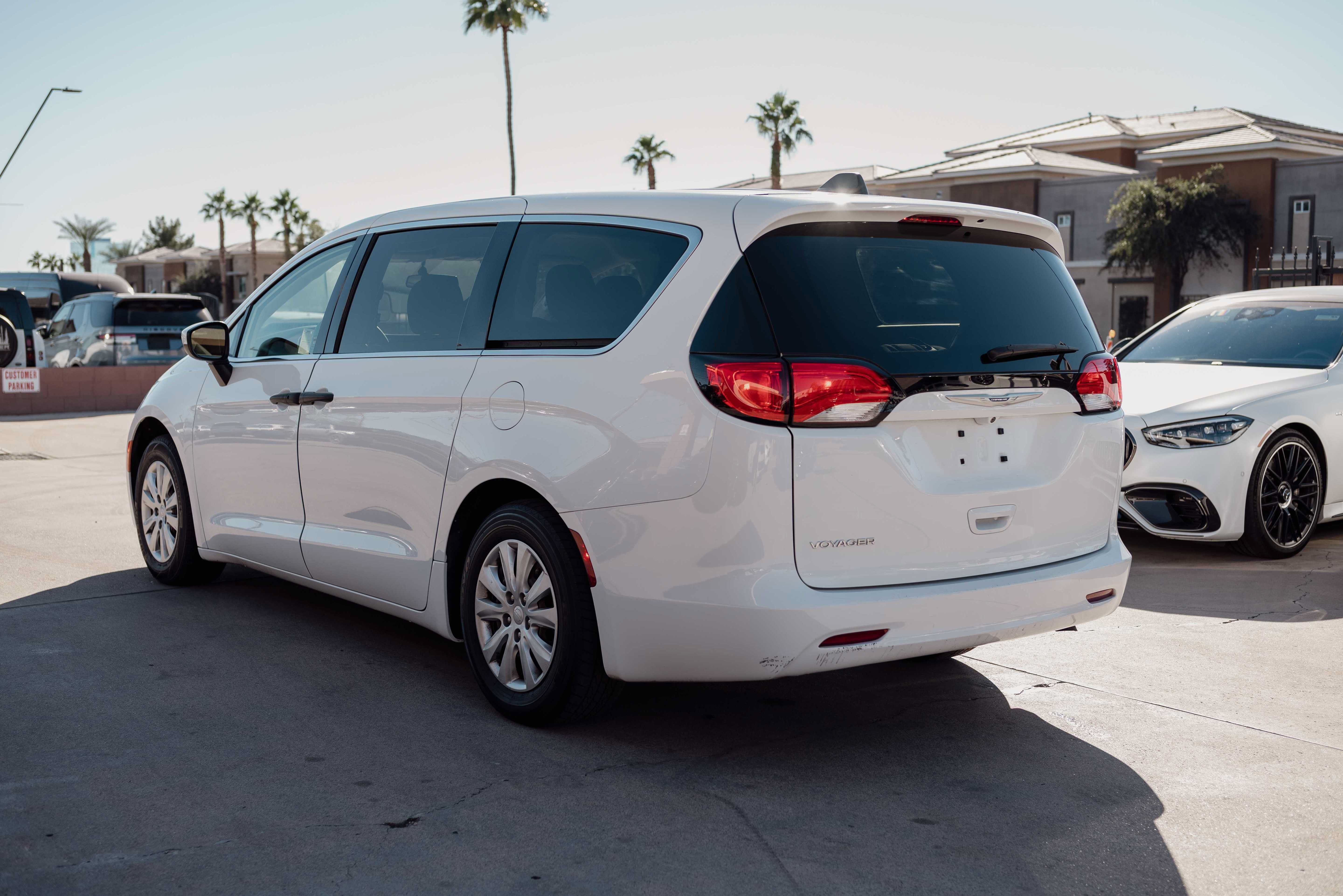 Used 2022 Chrysler Voyager LX FWD image 5