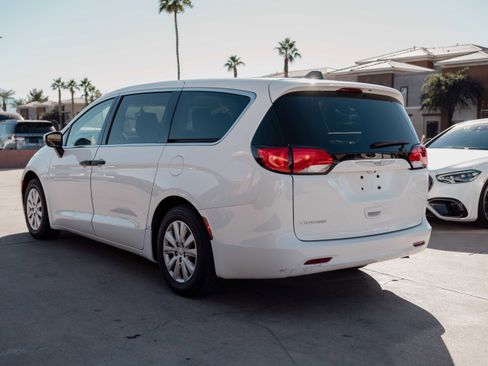 Used 2022 Chrysler Voyager LX FWD image 5