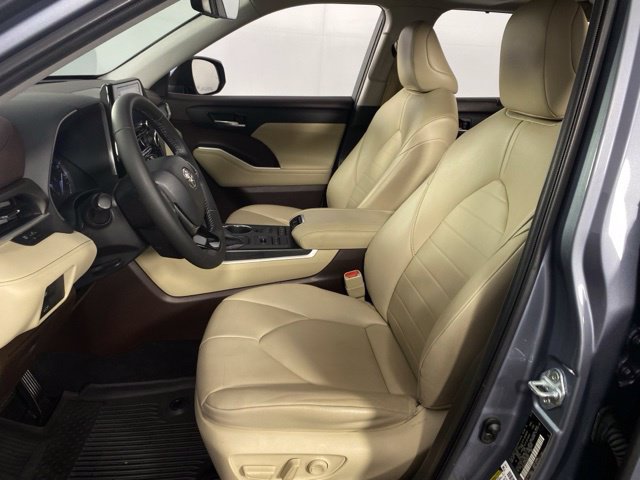 Used 2021 Toyota Highlander XLE AWD/4WD image 14
