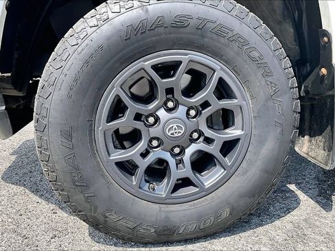 Used 2018 Toyota Tacoma SR5 AWD/4WD image 9