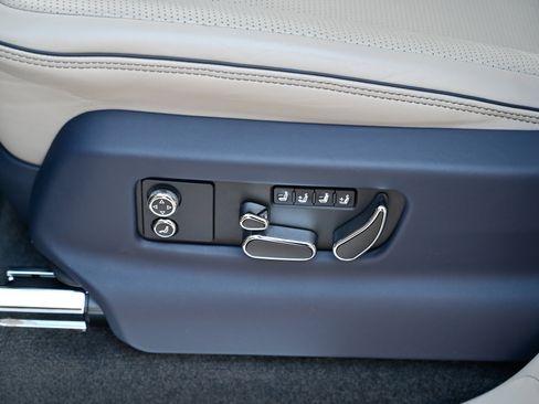 Used 2022 Bentley Bentayga image 19