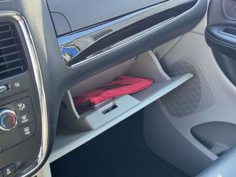 Used 2019 Dodge Grand Caravan SXT image 30