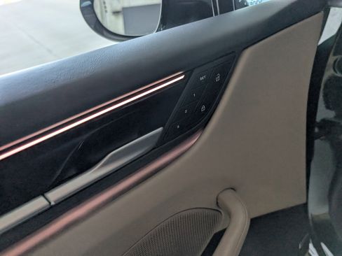 Used 2025 Porsche Macan Electric image 32