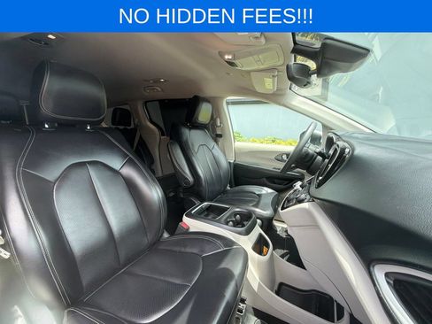 Used 2023 Chrysler Pacifica Touring-L FWD image 30