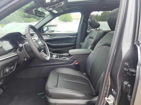 New 2025 Jeep Grand Cherokee Limited w/ Luxury Tech Group II image 24