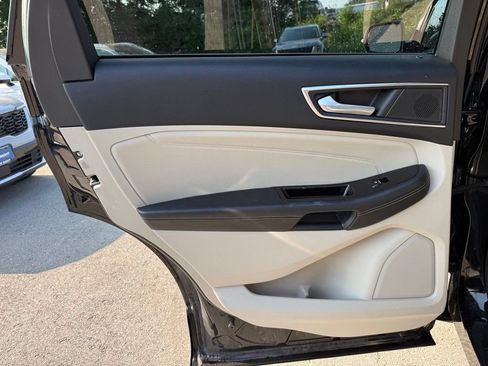 Used 2019 Ford Edge Titanium FWD image 9