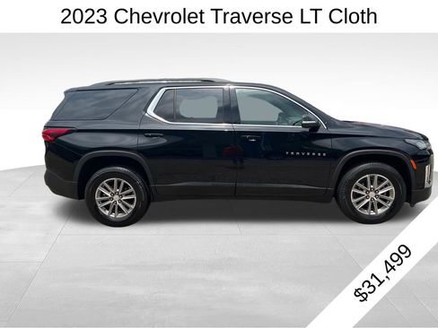 Used 2023 Chevrolet Traverse LT FWD image 2