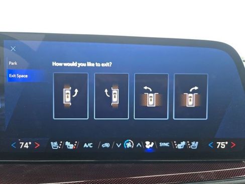 Used 2025 Chevrolet Traverse RS image 38