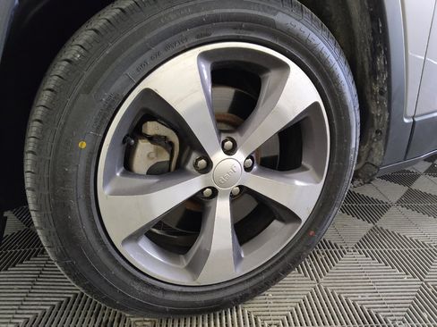 Used 2019 Jeep Cherokee Limited FWD image 31