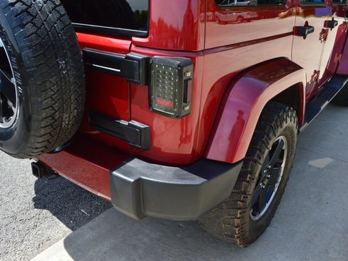 Used 2012 Jeep Wrangler Unlimited Sahara AWD/4WD image 9