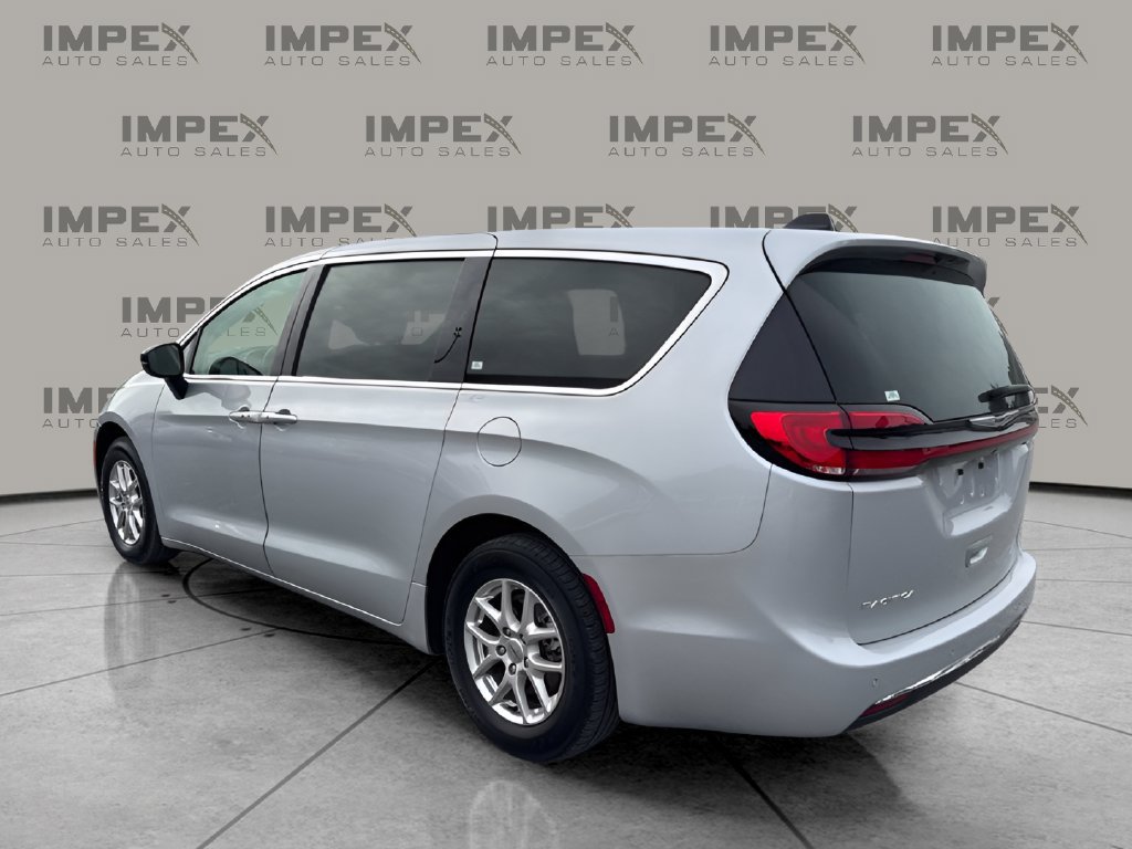 Used 2024 Chrysler Pacifica Touring-L FWD image 3