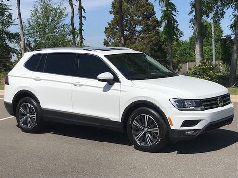 Used 2018 Volkswagen Tiguan SEL FWD image 2