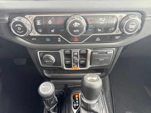 Used 2025 Jeep Wrangler Unlimited Sahara AWD/4WD image 21