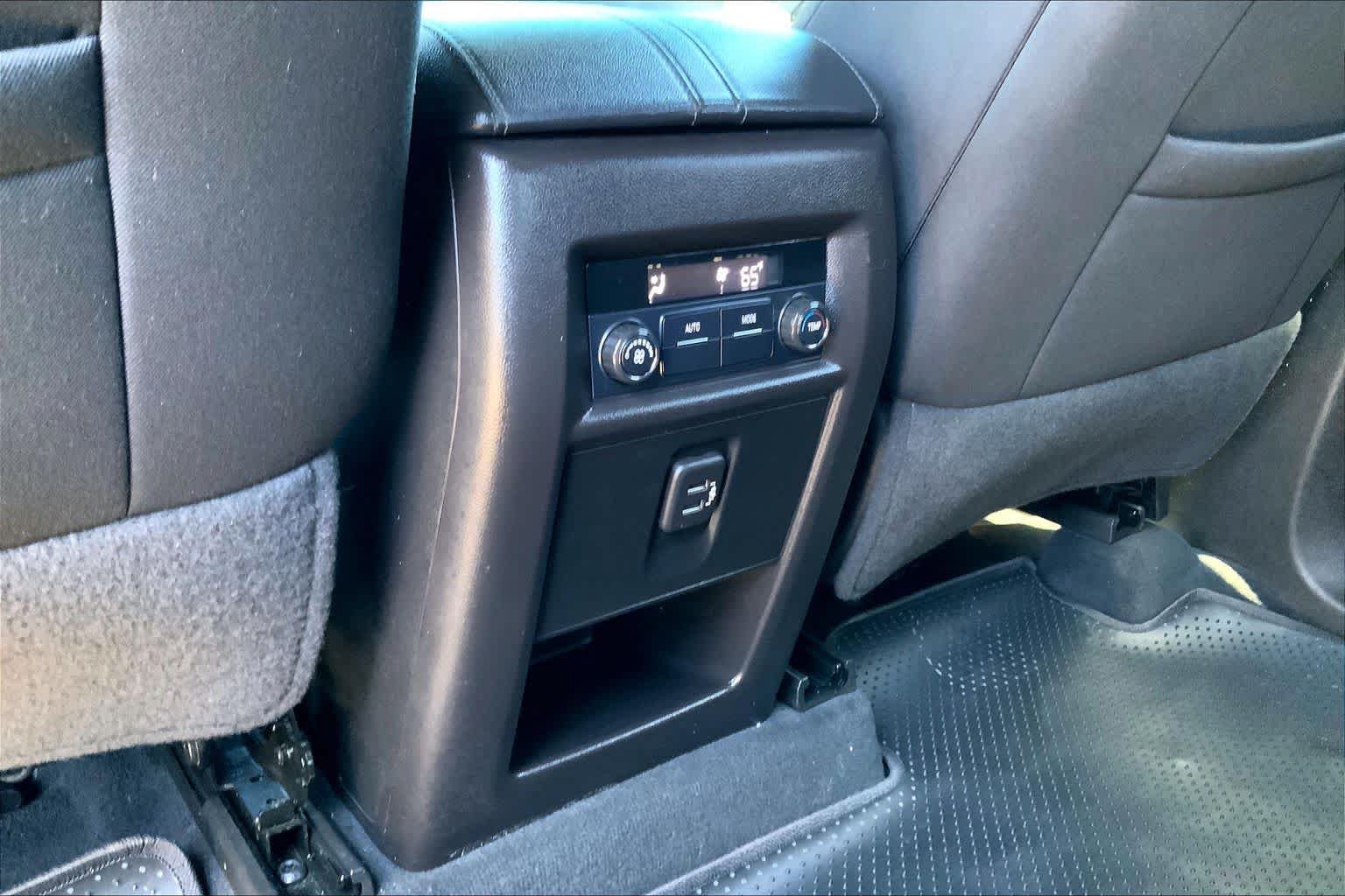 Used 2022 Chevrolet Traverse LT FWD image 34