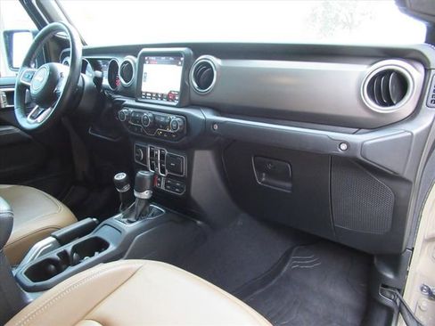 Used 2020 Jeep Gladiator Rubicon w/ Dual Top Group AWD/4WD image 13