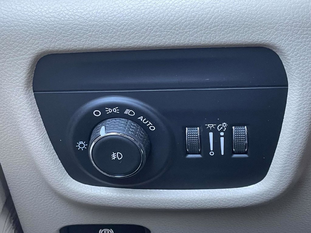 Used 2023 Jeep Grand Cherokee Limited AWD/4WD image 29