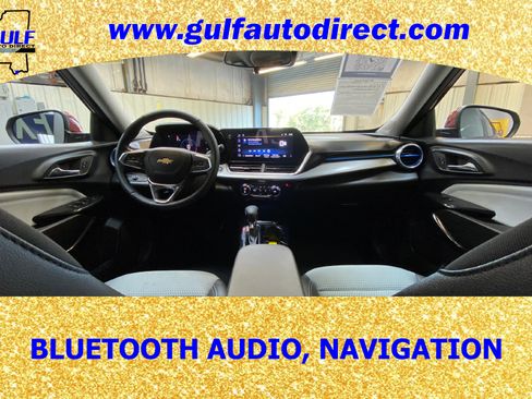 Used 2025 Chevrolet Trax LT w/ LT Convenience Package image 2
