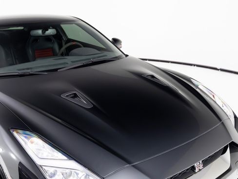 Used 2017 Nissan GT-R NISMO image 41
