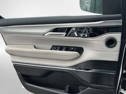 Certified 2023 Jeep Grand Wagoneer Base image 17