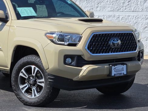 Used 2019 Toyota Tacoma TRD Sport RWD image 2
