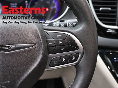 Used 2023 Chrysler Pacifica Touring-L FWD image 16