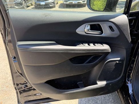 New 2026 Chrysler Pacifica Limited w/ Uconnect Theater Family Group FWD image 23