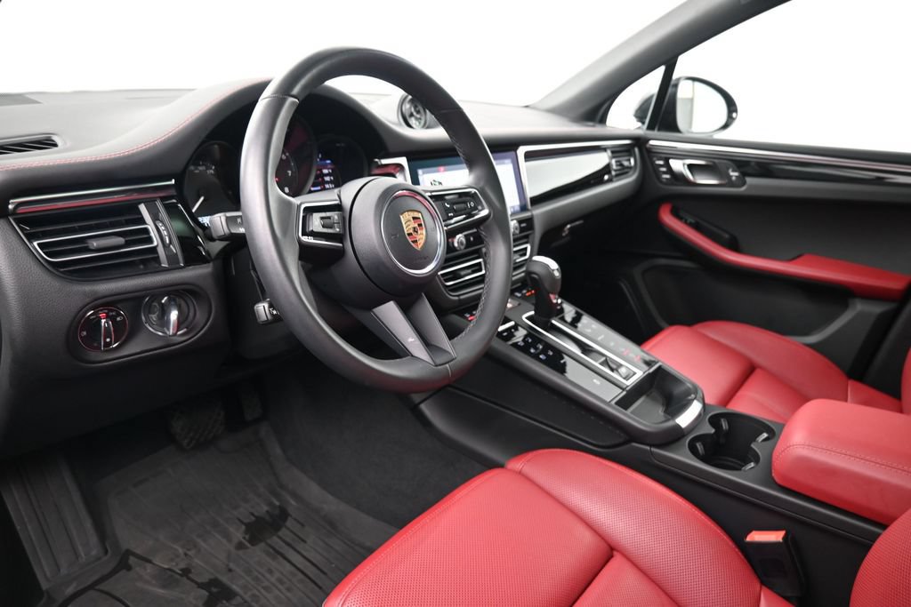 Certified 2025 Porsche Macan AWD/4WD image 4